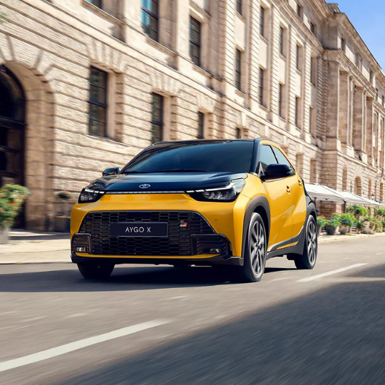 Toyota Aygo X 2026 roulant sur route régionale, maniabilité et confort urbain et périurbain